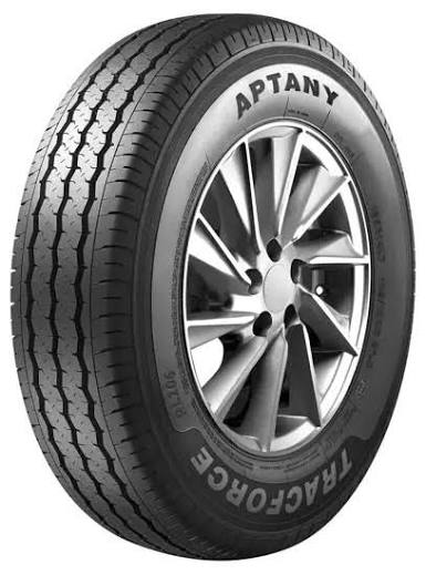 Pneu 205/70 R15 présenté sur jante argent, vue de trois quarts